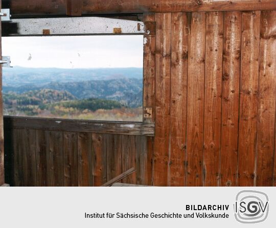 Blick aus dem Fenster des Aussichtsturmes auf dem Großen Winterberg