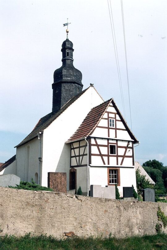 Kirche mit Fachwerkanbau in Bubendorf