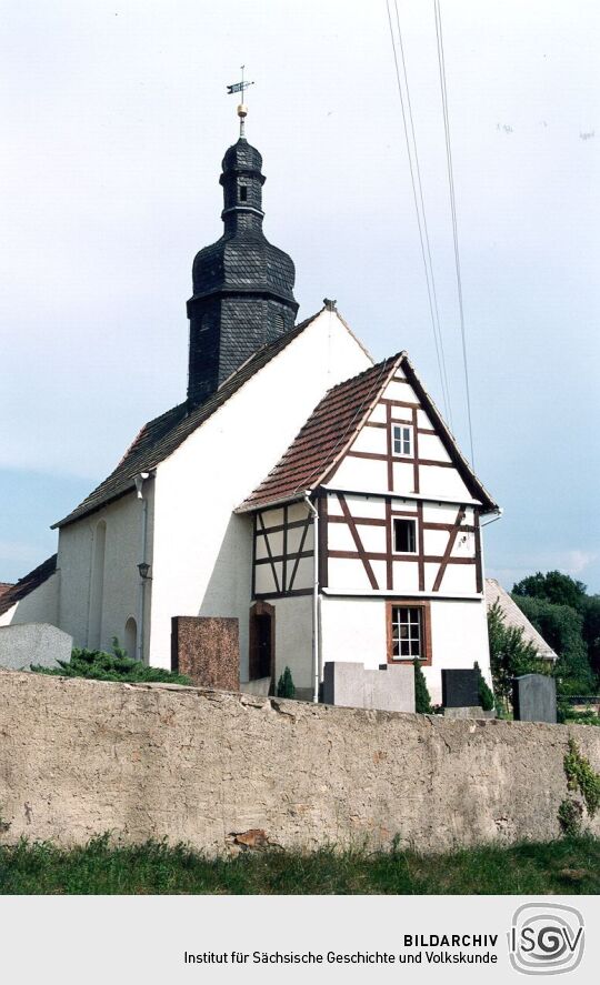 Kirche mit Fachwerkanbau in Bubendorf