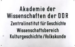 Bild: Eingangsschild des Bereiches Volkskunde in Dresden