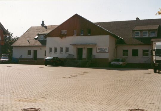 Stallgebäude und Hof eines Rittergutes in Schönbrunn