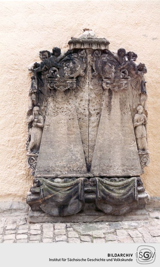 Alte Grabplatte an der Kirche in Thum