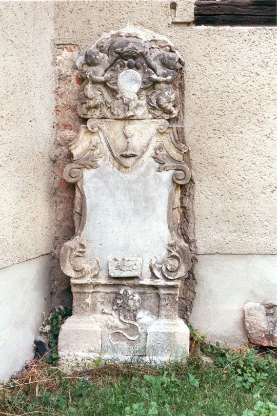 Kirche mit Grabstein in Niederglaucha