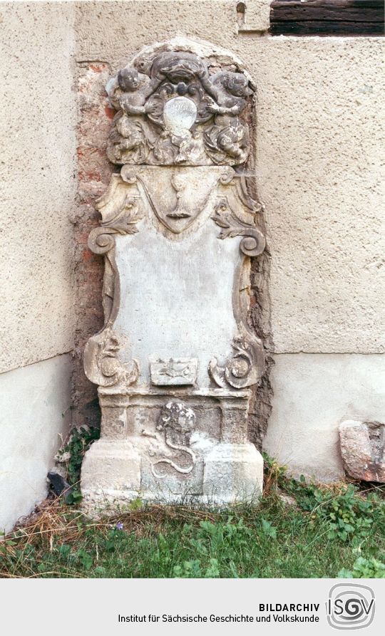 Kirche mit Grabstein in Niederglaucha