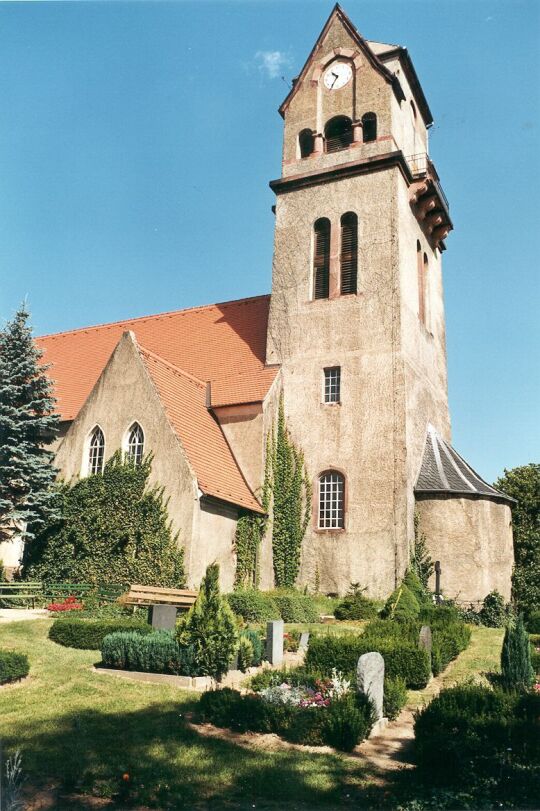 Kirche mit Friedhof in Böhlen