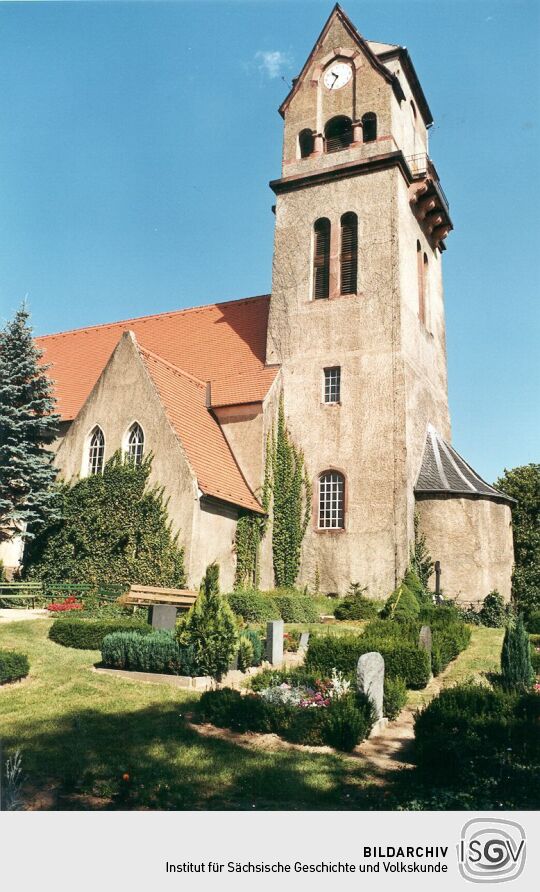 Kirche mit Friedhof in Böhlen