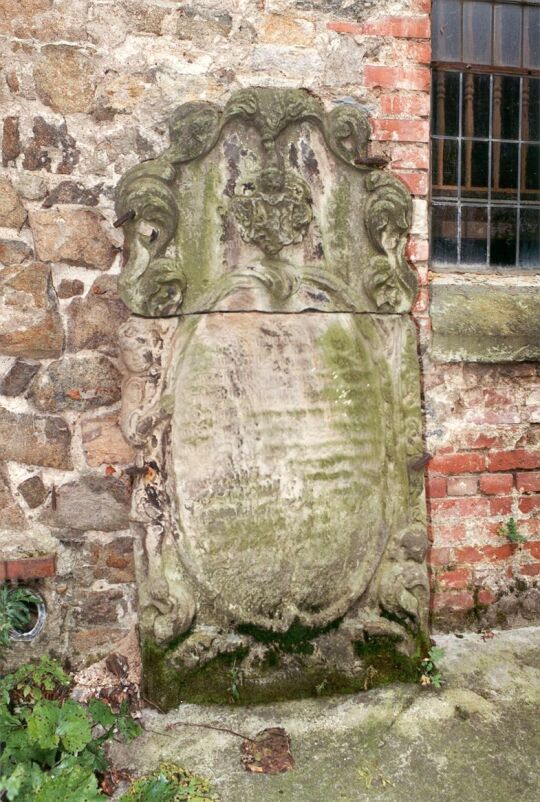 Kirchhof mit Grabplatte in Zschortau