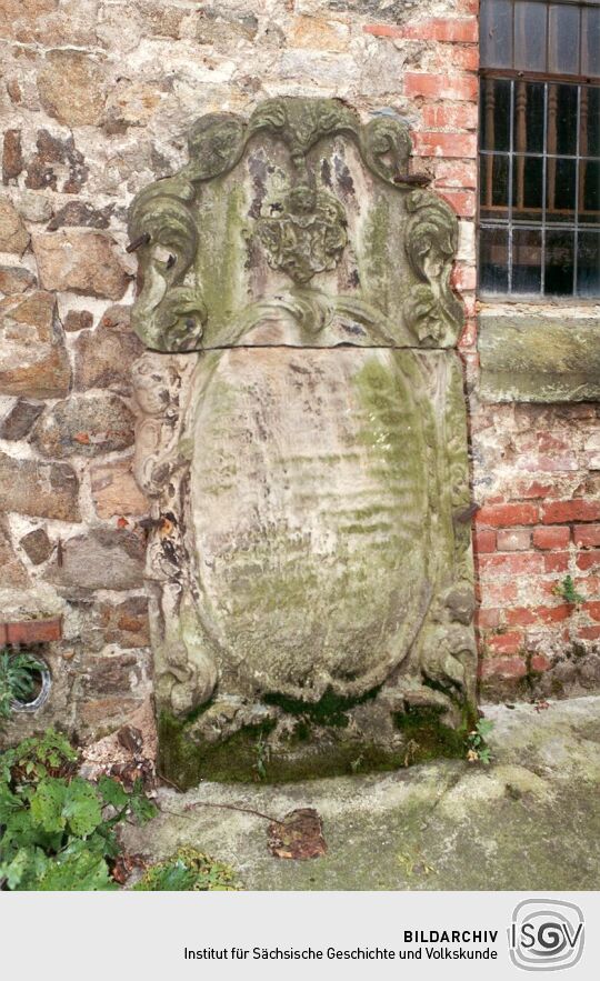 Kirchhof mit Grabplatte in Zschortau