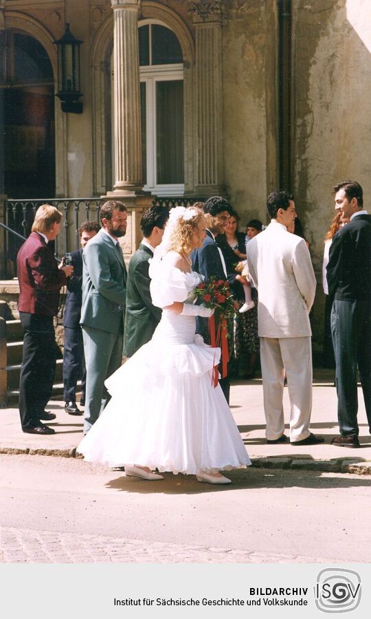 Hochzeitspaar vor dem Moritzburger Rathaus