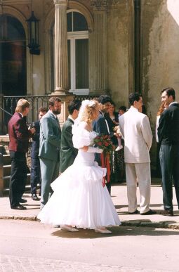 Bild: Hochzeitspaar vor dem Moritzburger Rathaus