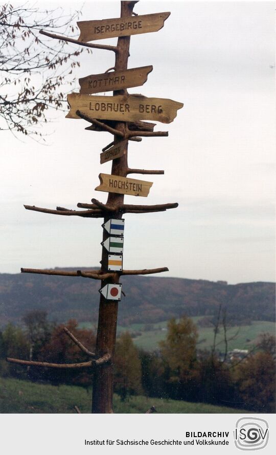 Ein Wegweiser in der Nähe des Bergs Bieleboh
