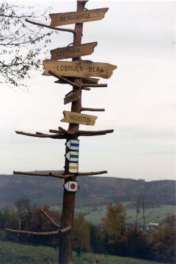Bild: Ein Wegweiser in der Nähe des Bergs Bieleboh