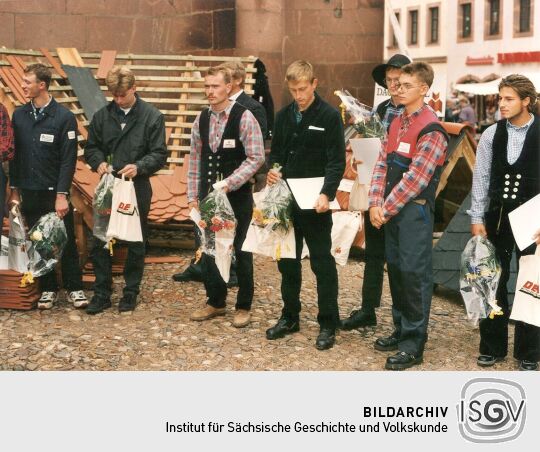 Übergabe des Gesellenbriefes an die Zimmerleute in Rochlitz