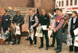 Bild: Übergabe des Gesellenbriefes an die Zimmerleute in Rochlitz