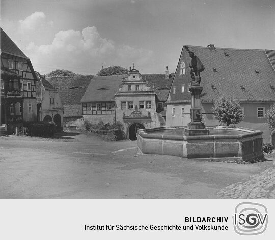 Falknerbrunnen auf dem Marktplatz in Lauenstein