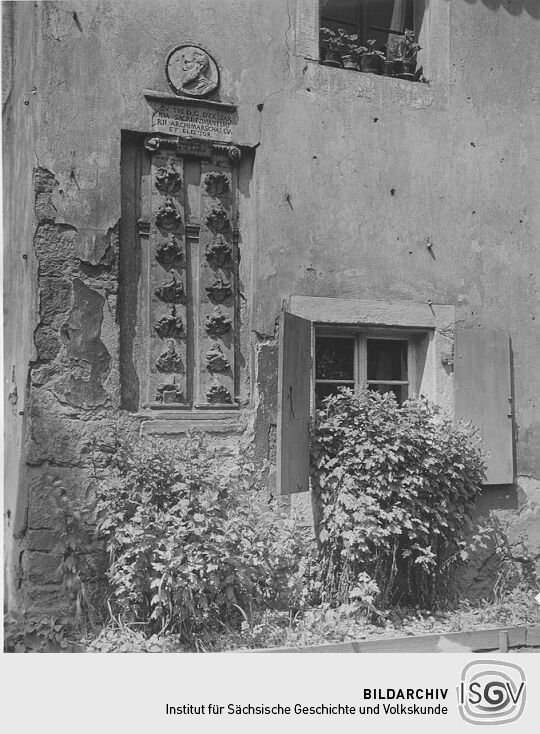 Wappentafel am Rittergut in Borthen