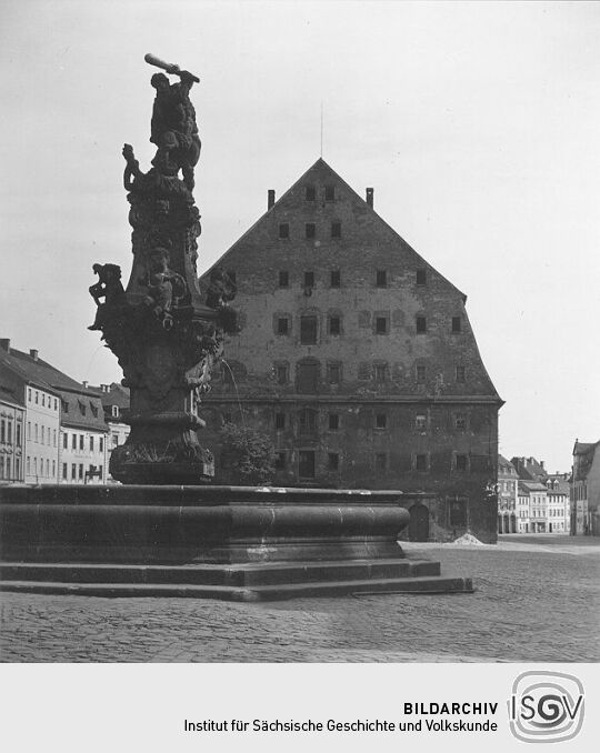 Der Herkules-Brunnen mit Marstall in Zittau