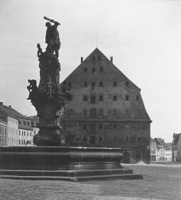 Bild: Der Herkules-Brunnen mit Marstall in Zittau