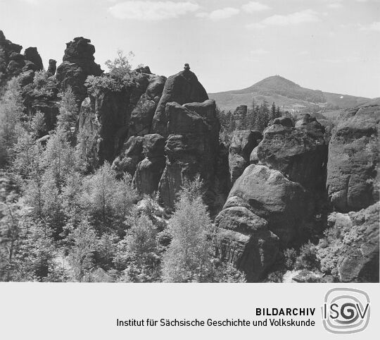 Blick über die Mühlsteinbrüche bei Jonsdorf zur Lausche