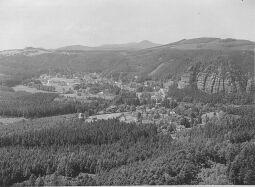 Bild: Blick auf Kurort und Berg Oybin