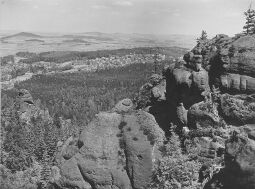 Bild: Blick von den Mühlsteinbrüchen nach Jonsdorf