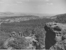 Bild: Blick von den Mühlsteinbrüchen nach Jonsdorf