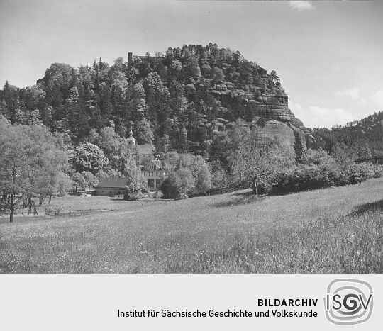 Die Kirche von Oybin vor dem Berg Oybin