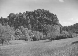 Bild: Die Kirche von Oybin vor dem Berg Oybin