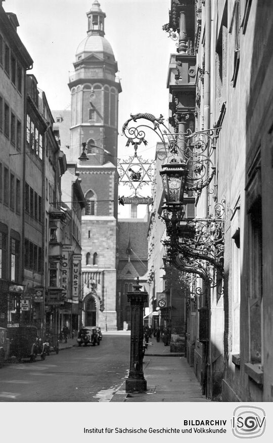 Blick von der Burgstraße zur Thomaskirche in Leipzig