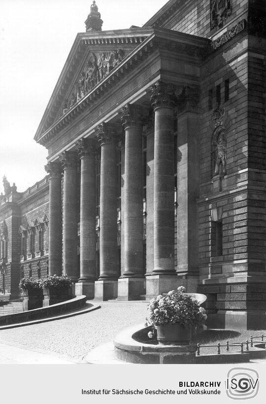 Das Hauptportal des Reichsgerichts in Leipzig