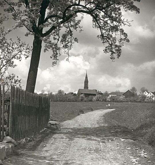 Blick zur Kirche in Großzöbern