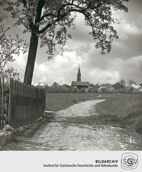 Blick zur Kirche in Großzöbern