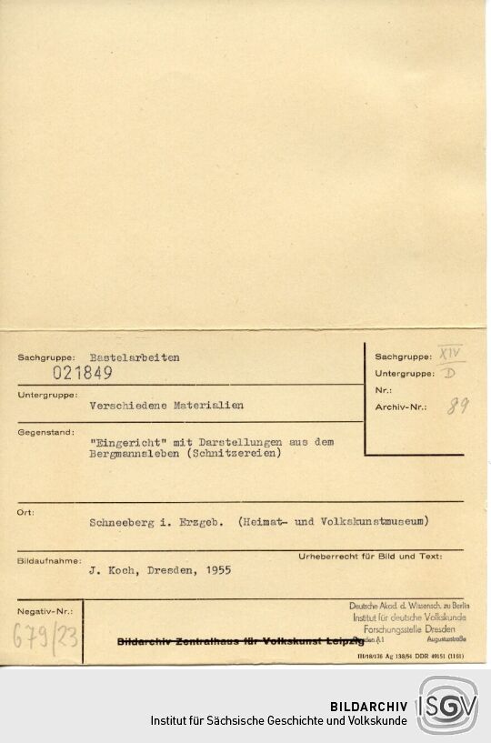 Glasflasche mit geschnitzten Darstellungen aus dem Bergmannsleben