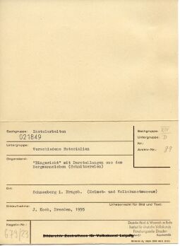 Glasflasche mit geschnitzten Darstellungen aus dem Bergmannsleben