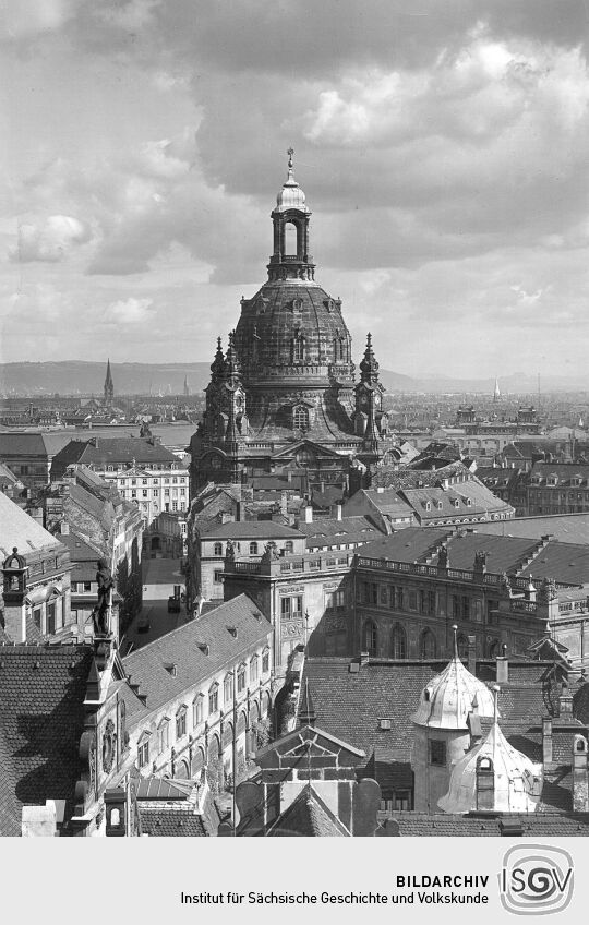 Blick vom Schlossturm zur Frauenkirche in Dresden