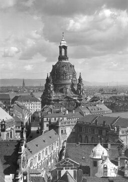 Bild: Blick vom Schlossturm zur Frauenkirche in Dresden