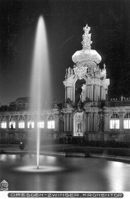 Bild: Beleuchtetes Kronentor des Dresdner Zwingers