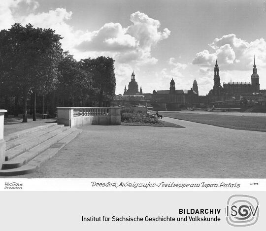 Blick vom Königsufer nach der Dresdner Altstadt