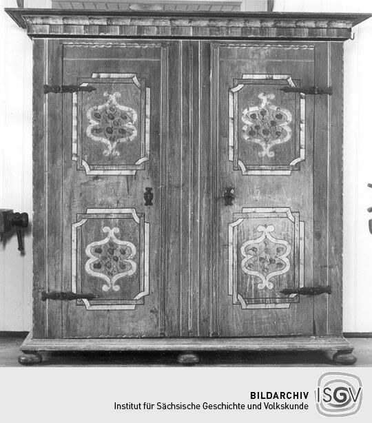 Doppeltüriger Kastenschrank