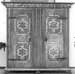 Bild: Doppeltüriger Kastenschrank