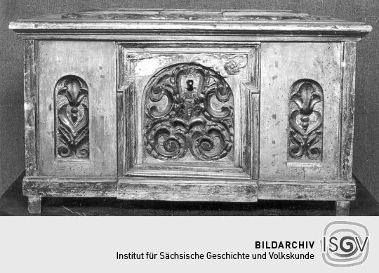 Truhe mit übergreifendem Deckel