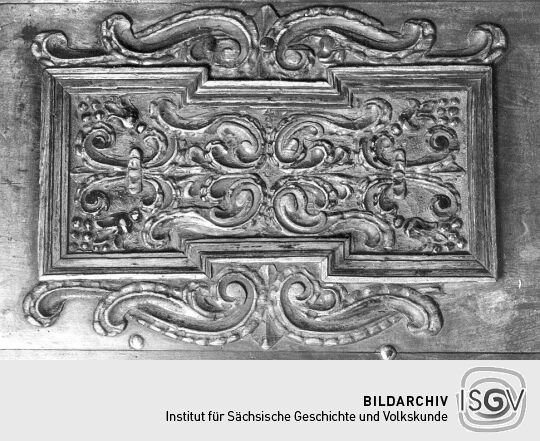 Truhe mit übergreifendem Deckel