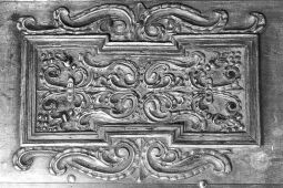 Bild: Truhe mit übergreifendem Deckel