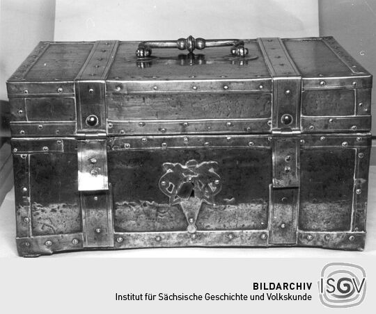 Kleine Schmuck-Truhe aus Messing