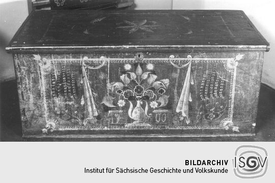 Bulgarische Kleidertruhe