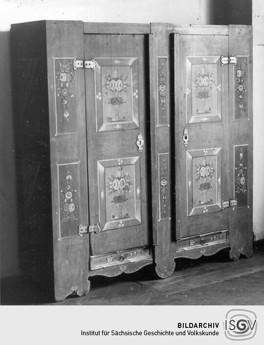 Doppeltüriger Stollenschrank