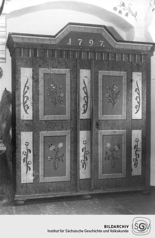 Doppeltüriger Kastenschrank