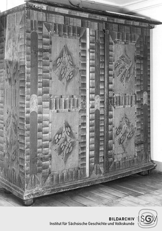 Doppeltüriger Kastenschrank