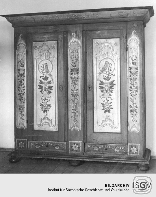 Doppeltüriger Kastenschrank