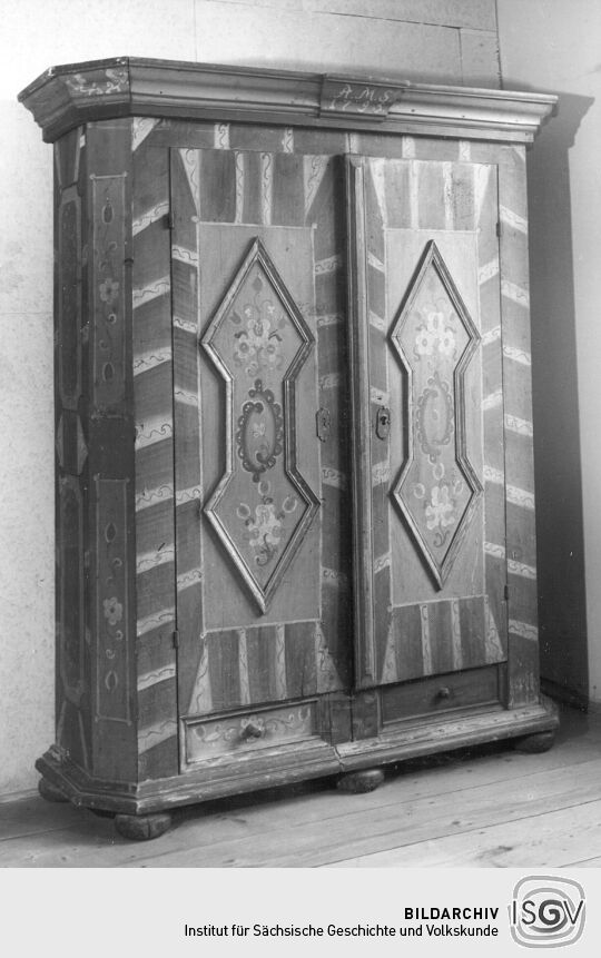 Doppeltüriger Kastenschrank